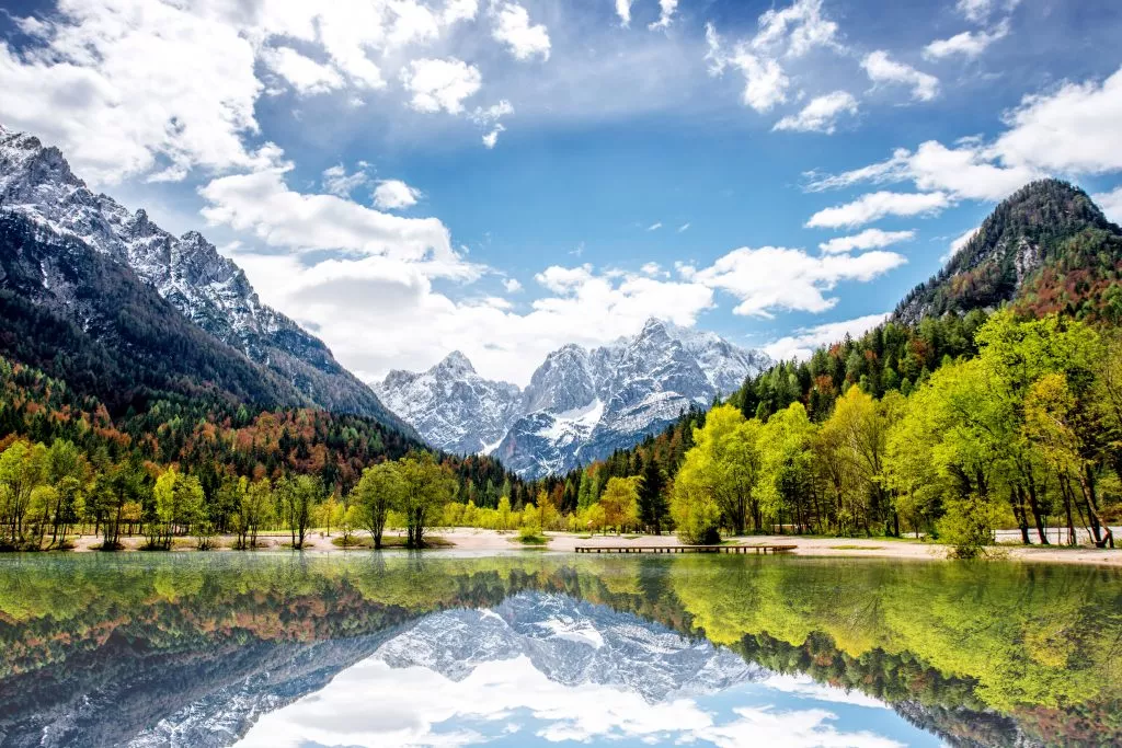 Vacker landskapsvy med snöklädda berg i Triglav nationalpark i Slovenien. Resa slovenska Alperna