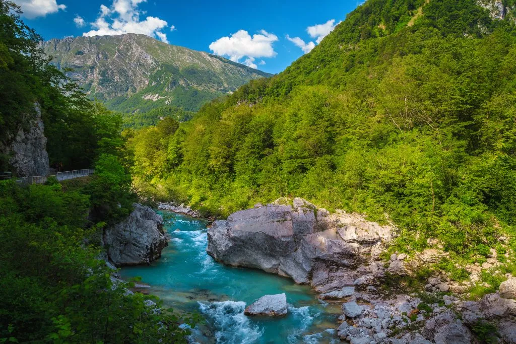 Den majestätiska floden Soca i den djupa kanjonen nära Kobarid, Slovenien