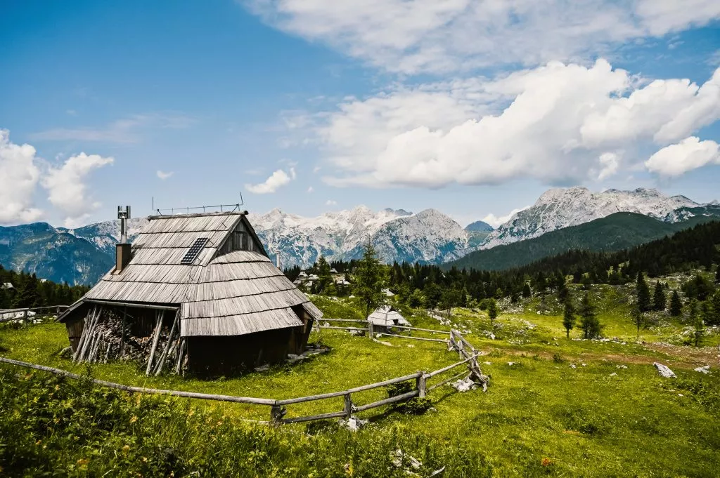 Cabaña de montaña o casa en la colina Velika Planina paisaje alpino prado. Agricultura ecológica. Destino de viaje para senderismo en familia. Alpes de Kamnik, Eslovenia. Gran meseta.